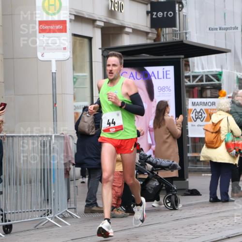 05.10.2025 - 20. swb-Marathon Bremen Strokosch-Dieckow http://msf.ph/oto/9291853 05.10.2025 12:40:51 Ziel 44, 467, 691, 44, 467, 691 meine-sportfotos.de