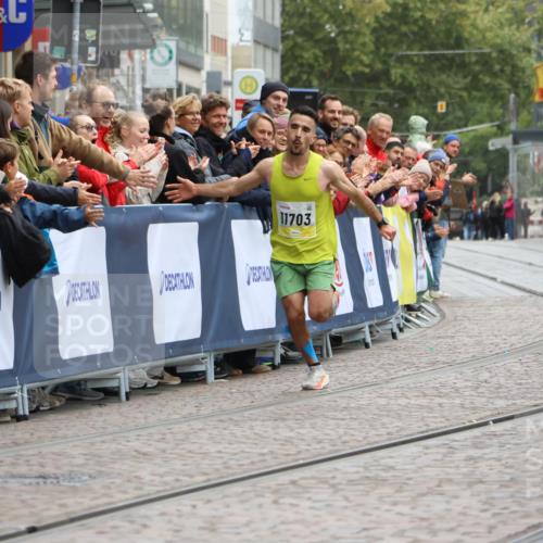 05.10.2025 - 20. swb-Marathon Bremen Strokosch-Dieckow http://msf.ph/oto/9291860 05.10.2025 12:04:34 Ziel 11703 meine-sportfotos.de