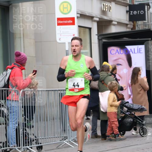 05.10.2025 - 20. swb-Marathon Bremen Strokosch-Dieckow http://msf.ph/oto/9291863 05.10.2025 12:40:51 Ziel 44, 467, 691, 44, 467, 691 meine-sportfotos.de