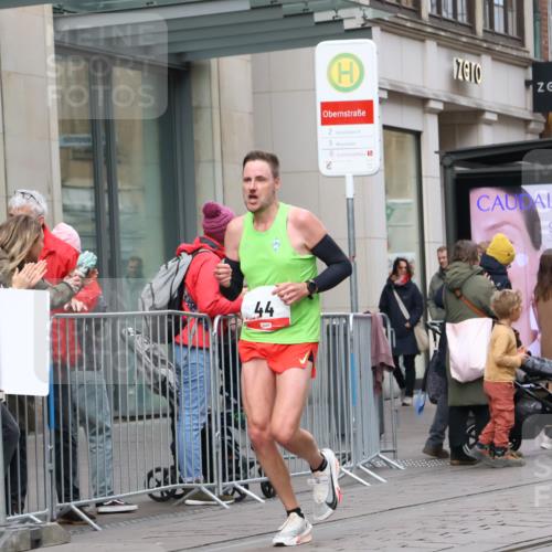 05.10.2025 - 20. swb-Marathon Bremen Strokosch-Dieckow http://msf.ph/oto/9291876 05.10.2025 12:40:52 Ziel 44, 467, 691, 44, 467, 691 meine-sportfotos.de