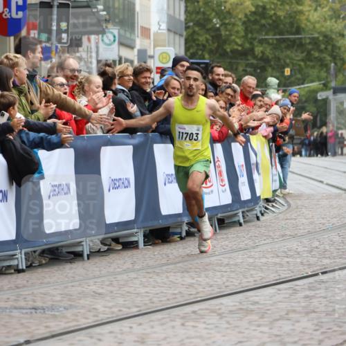 05.10.2025 - 20. swb-Marathon Bremen Strokosch-Dieckow http://msf.ph/oto/9291883 05.10.2025 12:04:34 Ziel 11703 meine-sportfotos.de