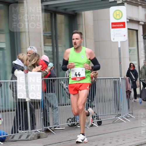 05.10.2025 - 20. swb-Marathon Bremen Strokosch-Dieckow http://msf.ph/oto/9291886 05.10.2025 12:40:52 Ziel 44, 467, 691, 44, 467, 691 meine-sportfotos.de