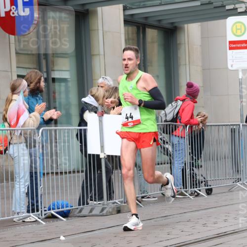 05.10.2025 - 20. swb-Marathon Bremen Strokosch-Dieckow http://msf.ph/oto/9291895 05.10.2025 12:40:52 Ziel 44, 467, 691, 44, 467, 691 meine-sportfotos.de