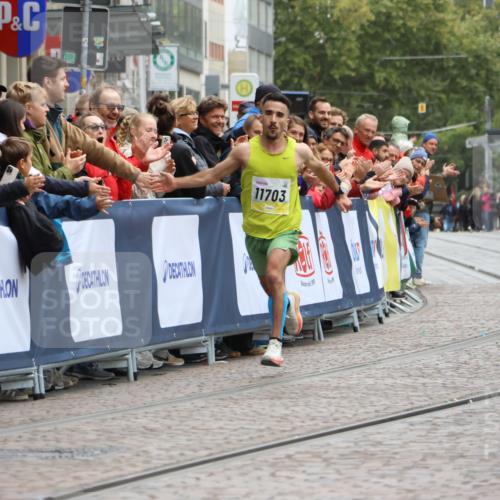 05.10.2025 - 20. swb-Marathon Bremen Strokosch-Dieckow http://msf.ph/oto/9291903 05.10.2025 12:04:34 Ziel 11703 meine-sportfotos.de
