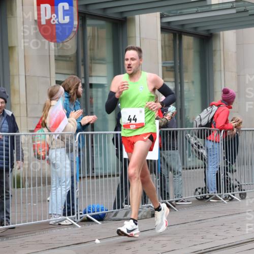 05.10.2025 - 20. swb-Marathon Bremen Strokosch-Dieckow http://msf.ph/oto/9291905 05.10.2025 12:40:53 Ziel 44, 467, 691, 44, 467, 691 meine-sportfotos.de