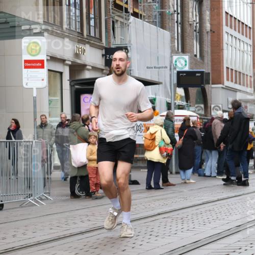05.10.2025 - 20. swb-Marathon Bremen Strokosch-Dieckow http://msf.ph/oto/9291940 05.10.2025 12:40:56 Ziel 44, 467, 681, 691, 44, 467, 681, 691 meine-sportfotos.de