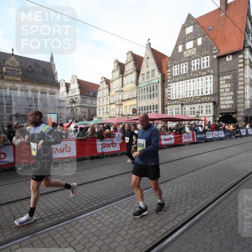 05.10.2025 - 20. swb-Marathon Bremen Yannick Fuchs http://msf.ph/oto/9291963 05.10.2025 10:54:57 Ziel 9427, 9560, 9570, 10024, 10231, 10232, 10233, 10609, 11373, 11470 meine-sportfotos.de