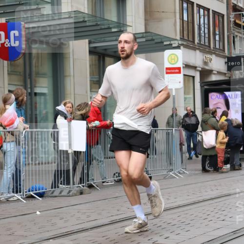 05.10.2025 - 20. swb-Marathon Bremen Strokosch-Dieckow http://msf.ph/oto/9291982 05.10.2025 12:40:57 Ziel 44, 467, 681, 691, 44, 467, 681, 691 meine-sportfotos.de