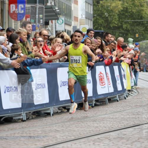 05.10.2025 - 20. swb-Marathon Bremen Strokosch-Dieckow http://msf.ph/oto/9291985 05.10.2025 12:04:35 Ziel 11703 meine-sportfotos.de