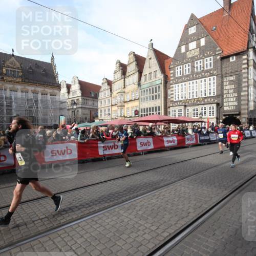 05.10.2025 - 20. swb-Marathon Bremen Yannick Fuchs http://msf.ph/oto/9291999 05.10.2025 10:55:11 Ziel 10014, 10034, 10180, 10307, 10920, 11317, 11363 meine-sportfotos.de