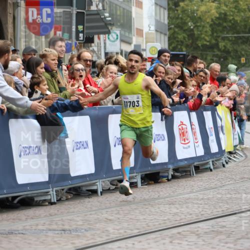 05.10.2025 - 20. swb-Marathon Bremen Strokosch-Dieckow http://msf.ph/oto/9292008 05.10.2025 12:04:35 Ziel 11703 meine-sportfotos.de