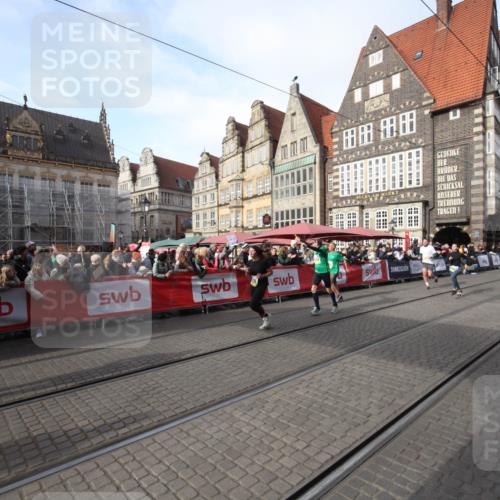 05.10.2025 - 20. swb-Marathon Bremen Yannick Fuchs http://msf.ph/oto/9292029 05.10.2025 10:55:17 Ziel 9176, 9318, 10003, 10034, 10326, 11140 meine-sportfotos.de