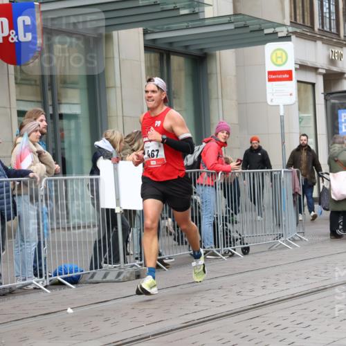 05.10.2025 - 20. swb-Marathon Bremen Strokosch-Dieckow http://msf.ph/oto/9292030 05.10.2025 12:41:05 Ziel 467, 681, 467, 681 meine-sportfotos.de