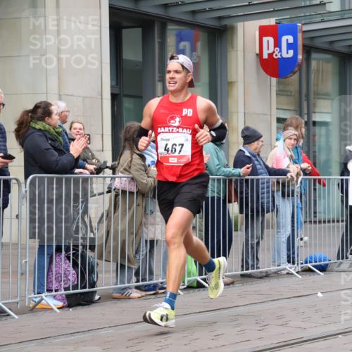 05.10.2025 - 20. swb-Marathon Bremen Strokosch-Dieckow http://msf.ph/oto/9292053 05.10.2025 12:41:06 Ziel 467, 681, 467, 681 meine-sportfotos.de