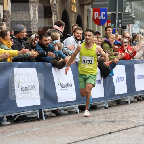 05.10.2025 - 20. swb-Marathon Bremen Strokosch-Dieckow http://msf.ph/oto/9292054 05.10.2025 12:04:36 Ziel 11703 meine-sportfotos.de