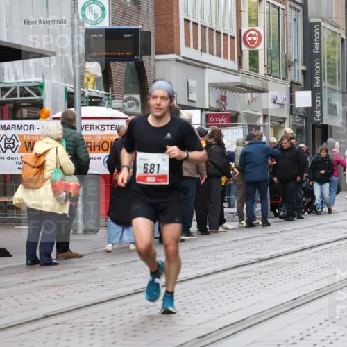 05.10.2025 - 20. swb-Marathon Bremen Strokosch-Dieckow http://msf.ph/oto/9292066 05.10.2025 12:41:09 Ziel 467, 681, 467, 681 meine-sportfotos.de