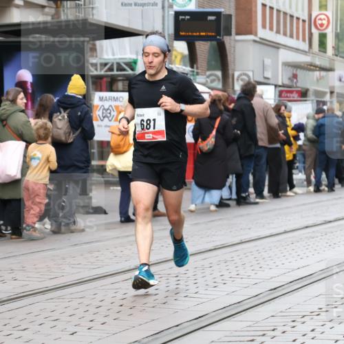 05.10.2025 - 20. swb-Marathon Bremen Strokosch-Dieckow http://msf.ph/oto/9292074 05.10.2025 12:41:10 Ziel 467, 681, 467, 681 meine-sportfotos.de