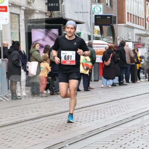 05.10.2025 - 20. swb-Marathon Bremen Strokosch-Dieckow http://msf.ph/oto/9292084 05.10.2025 12:41:10 Ziel 467, 681, 467, 681 meine-sportfotos.de