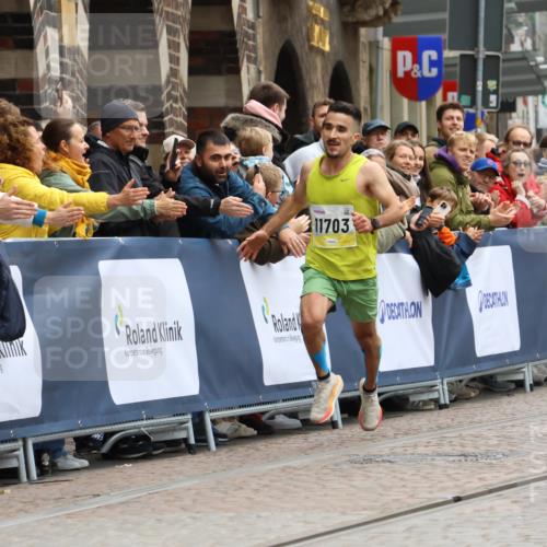 05.10.2025 - 20. swb-Marathon Bremen Strokosch-Dieckow http://msf.ph/oto/9292092 05.10.2025 12:04:36 Ziel 11703 meine-sportfotos.de