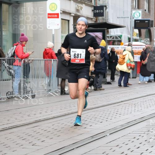 05.10.2025 - 20. swb-Marathon Bremen Strokosch-Dieckow http://msf.ph/oto/9292093 05.10.2025 12:41:11 Ziel 681, 681 meine-sportfotos.de