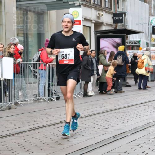 05.10.2025 - 20. swb-Marathon Bremen Strokosch-Dieckow http://msf.ph/oto/9292105 05.10.2025 12:41:11 Ziel 681, 681 meine-sportfotos.de