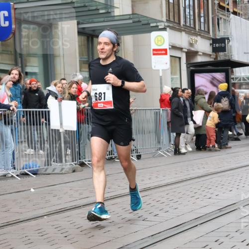 05.10.2025 - 20. swb-Marathon Bremen Strokosch-Dieckow http://msf.ph/oto/9292115 05.10.2025 12:41:12 Ziel 681, 681 meine-sportfotos.de