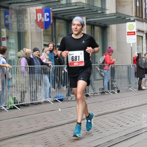 05.10.2025 - 20. swb-Marathon Bremen Strokosch-Dieckow http://msf.ph/oto/9292124 05.10.2025 12:41:12 Ziel 681, 681 meine-sportfotos.de