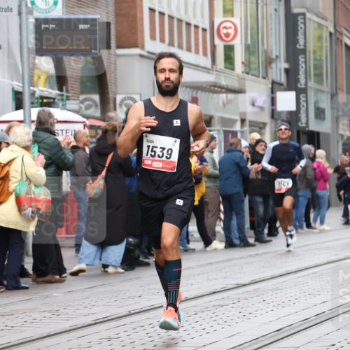 05.10.2025 - 20. swb-Marathon Bremen Strokosch-Dieckow http://msf.ph/oto/9292133 05.10.2025 12:41:36 Ziel 291, 583, 1143, 1539, 291, 583, 1143, 1539 meine-sportfotos.de