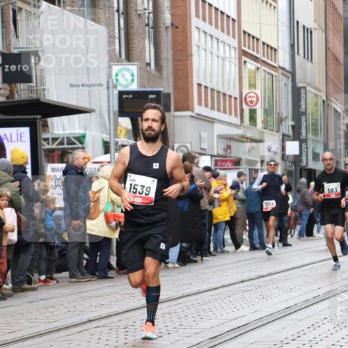 05.10.2025 - 20. swb-Marathon Bremen Strokosch-Dieckow http://msf.ph/oto/9292149 05.10.2025 12:41:37 Ziel 291, 583, 1143, 1539, 7751, 291, 583, 1143, 1539, 7751 meine-sportfotos.de