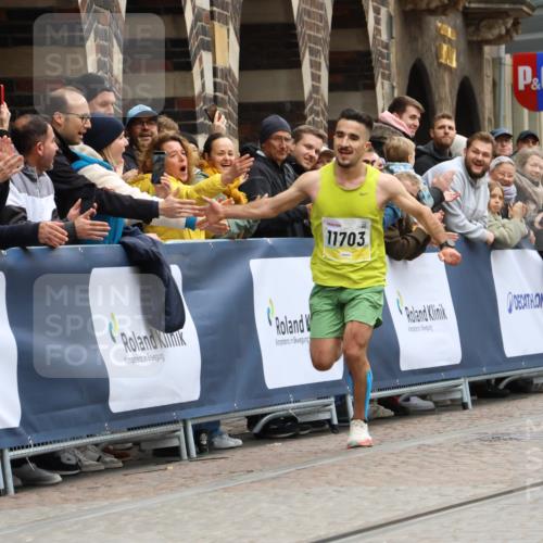05.10.2025 - 20. swb-Marathon Bremen Strokosch-Dieckow http://msf.ph/oto/9292240 05.10.2025 12:04:36 Ziel 11703 meine-sportfotos.de
