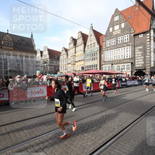 05.10.2025 - 20. swb-Marathon Bremen Yannick Fuchs http://msf.ph/oto/9292256 05.10.2025 10:56:14 Ziel 9811, 9855, 9968, 10006, 10009, 10989, 11095, 11366, 11620, 11630, 11693 meine-sportfotos.de
