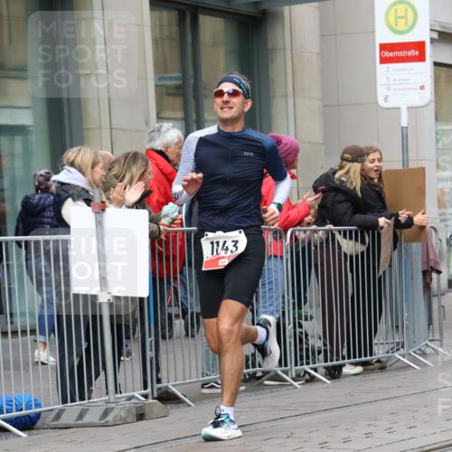 05.10.2025 - 20. swb-Marathon Bremen Strokosch-Dieckow http://msf.ph/oto/9292268 05.10.2025 12:41:44 Ziel 291, 583, 1024, 1143, 1363, 1539, 7751, 291, 583, 1024, 1143, 1363, 1539, 7751 meine-sportfotos.de