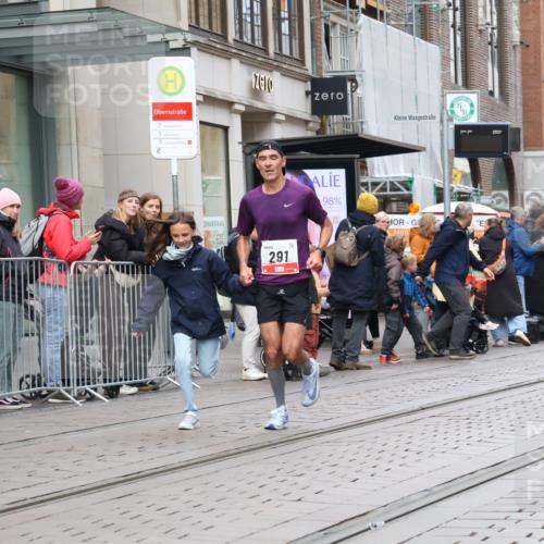 05.10.2025 - 20. swb-Marathon Bremen Strokosch-Dieckow http://msf.ph/oto/9292289 05.10.2025 12:41:45 Ziel 291, 583, 1024, 1143, 1363, 7751, 291, 583, 1024, 1143, 1363, 7751 meine-sportfotos.de