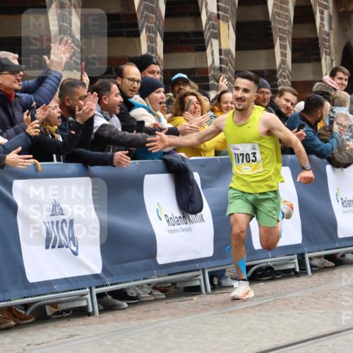 05.10.2025 - 20. swb-Marathon Bremen Strokosch-Dieckow http://msf.ph/oto/9292303 05.10.2025 12:04:37 Ziel 11703 meine-sportfotos.de