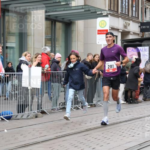 05.10.2025 - 20. swb-Marathon Bremen Strokosch-Dieckow http://msf.ph/oto/9292304 05.10.2025 12:41:45 Ziel 291, 583, 1024, 1143, 1363, 7751, 291, 583, 1024, 1143, 1363, 7751 meine-sportfotos.de