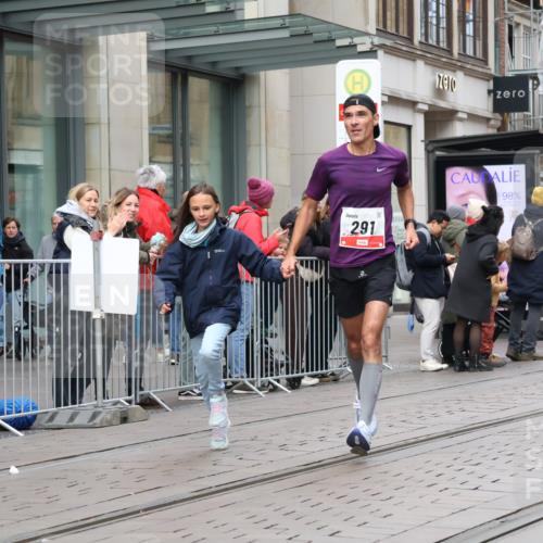 05.10.2025 - 20. swb-Marathon Bremen Strokosch-Dieckow http://msf.ph/oto/9292312 05.10.2025 12:41:46 Ziel 291, 583, 1024, 1143, 1363, 7751, 291, 583, 1024, 1143, 1363, 7751 meine-sportfotos.de