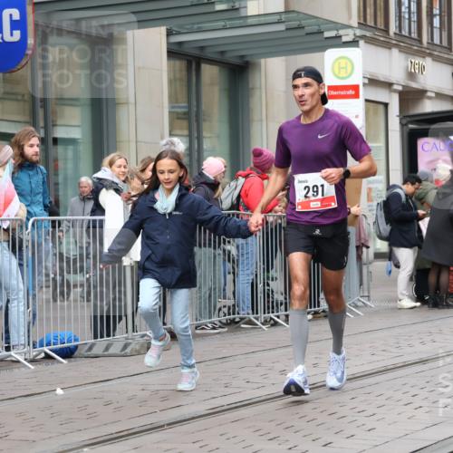 05.10.2025 - 20. swb-Marathon Bremen Strokosch-Dieckow http://msf.ph/oto/9292317 05.10.2025 12:41:46 Ziel 291, 583, 1024, 1143, 1363, 7751, 291, 583, 1024, 1143, 1363, 7751 meine-sportfotos.de
