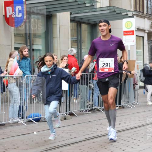 05.10.2025 - 20. swb-Marathon Bremen Strokosch-Dieckow http://msf.ph/oto/9292324 05.10.2025 12:41:46 Ziel 291, 583, 1024, 1143, 1363, 7751, 291, 583, 1024, 1143, 1363, 7751 meine-sportfotos.de