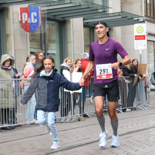 05.10.2025 - 20. swb-Marathon Bremen Strokosch-Dieckow http://msf.ph/oto/9292333 05.10.2025 12:41:47 Ziel 291, 583, 1024, 1143, 1363, 7751, 291, 583, 1024, 1143, 1363, 7751 meine-sportfotos.de