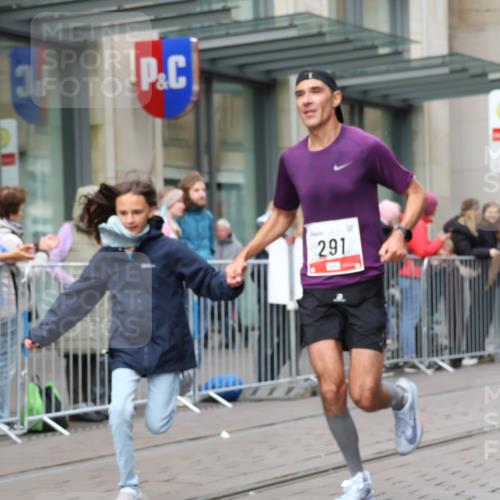 05.10.2025 - 20. swb-Marathon Bremen Strokosch-Dieckow http://msf.ph/oto/9292338 05.10.2025 12:41:47 Ziel 291, 583, 1024, 1143, 1363, 7751, 291, 583, 1024, 1143, 1363, 7751 meine-sportfotos.de
