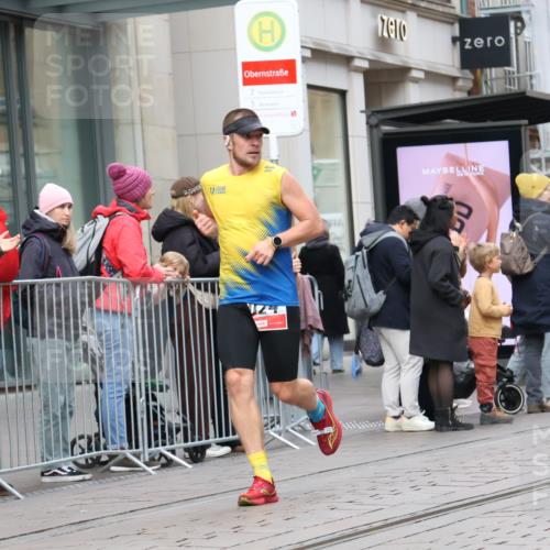 05.10.2025 - 20. swb-Marathon Bremen Strokosch-Dieckow http://msf.ph/oto/9292368 05.10.2025 12:42:00 Ziel 456, 1024, 1363, 1921, 7751, 456, 1024, 1363, 1921, 7751 meine-sportfotos.de