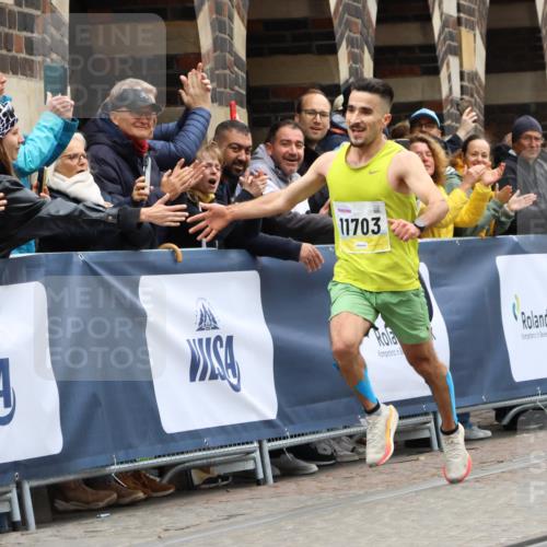 05.10.2025 - 20. swb-Marathon Bremen Strokosch-Dieckow http://msf.ph/oto/9292400 05.10.2025 12:04:37 Ziel 11703 meine-sportfotos.de