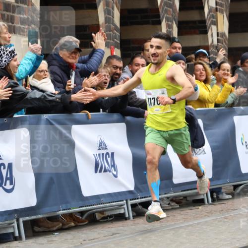 05.10.2025 - 20. swb-Marathon Bremen Strokosch-Dieckow http://msf.ph/oto/9292415 05.10.2025 12:04:37 Ziel 11703 meine-sportfotos.de