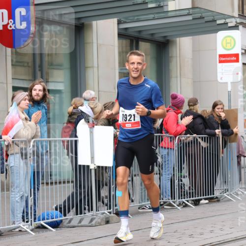 05.10.2025 - 20. swb-Marathon Bremen Strokosch-Dieckow http://msf.ph/oto/9292465 05.10.2025 12:42:08 Ziel 18, 456, 1024, 1117, 1363, 1921, 18, 456, 1024, 1117, 1363, 1921 meine-sportfotos.de