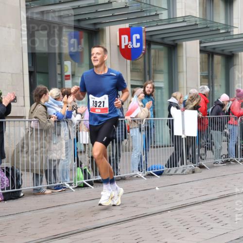 05.10.2025 - 20. swb-Marathon Bremen Strokosch-Dieckow http://msf.ph/oto/9292482 05.10.2025 12:42:09 Ziel 18, 456, 1024, 1117, 1921, 18, 456, 1024, 1117, 1921 meine-sportfotos.de