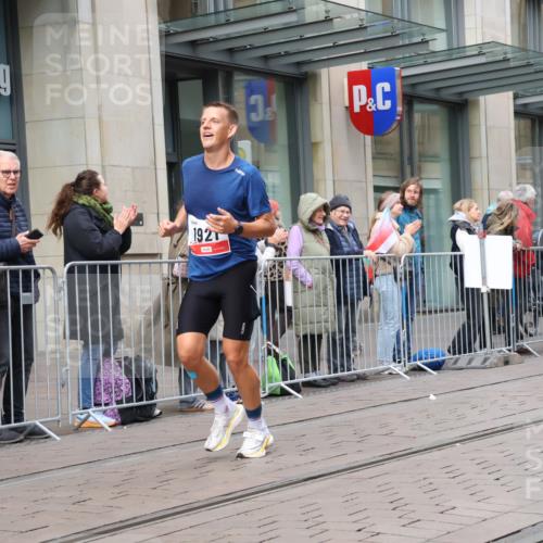 05.10.2025 - 20. swb-Marathon Bremen Strokosch-Dieckow http://msf.ph/oto/9292489 05.10.2025 12:42:09 Ziel 18, 456, 1024, 1117, 1921, 18, 456, 1024, 1117, 1921 meine-sportfotos.de