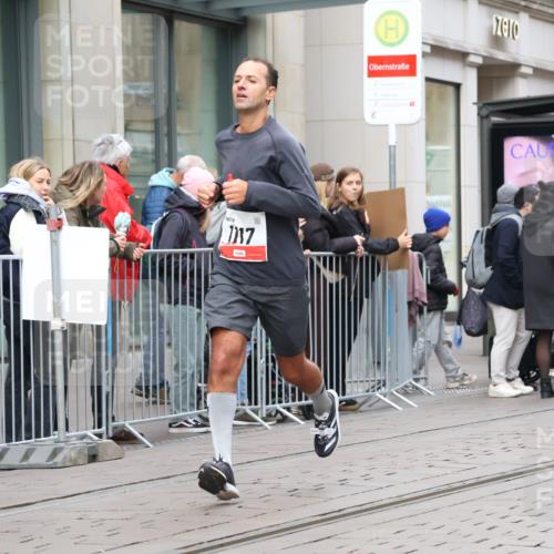 05.10.2025 - 20. swb-Marathon Bremen Strokosch-Dieckow http://msf.ph/oto/9292493 05.10.2025 12:42:21 Ziel 18, 1117, 1162, 18, 1117, 1162 meine-sportfotos.de
