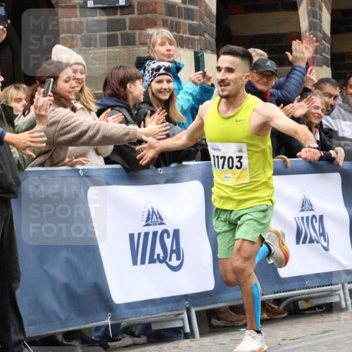 05.10.2025 - 20. swb-Marathon Bremen Strokosch-Dieckow http://msf.ph/oto/9292496 05.10.2025 12:04:37 Ziel 11703 meine-sportfotos.de