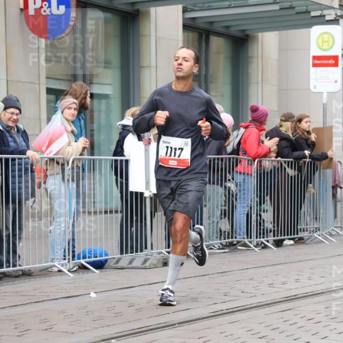 05.10.2025 - 20. swb-Marathon Bremen Strokosch-Dieckow http://msf.ph/oto/9292500 05.10.2025 12:42:21 Ziel 18, 1117, 1162, 18, 1117, 1162 meine-sportfotos.de