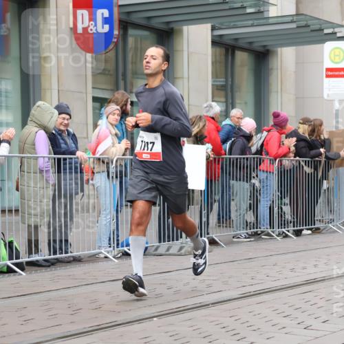 05.10.2025 - 20. swb-Marathon Bremen Strokosch-Dieckow http://msf.ph/oto/9292505 05.10.2025 12:42:22 Ziel 18, 1117, 1162, 18, 1117, 1162 meine-sportfotos.de